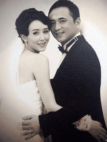 2009年,胡静生下儿子朱晓阳,儿子的颜值相当高.