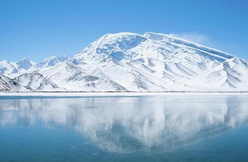 亚洲最神奇的湖泊传说曾被陨石击中300平米的湖却没有一条鱼
