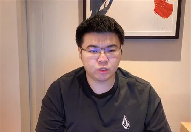 韦神赛前受伤?蜜蜂仔透露他从五六层台阶上摔下,已经肿起来了