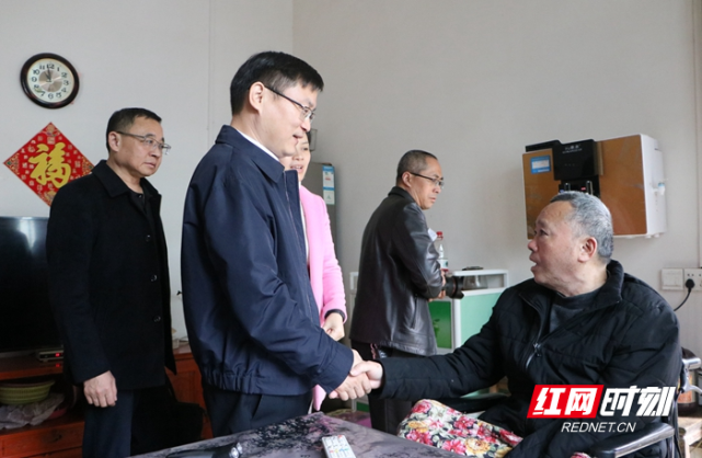 新田县委副书记易先平带队开展春节前走访慰问和安全生产检查活动