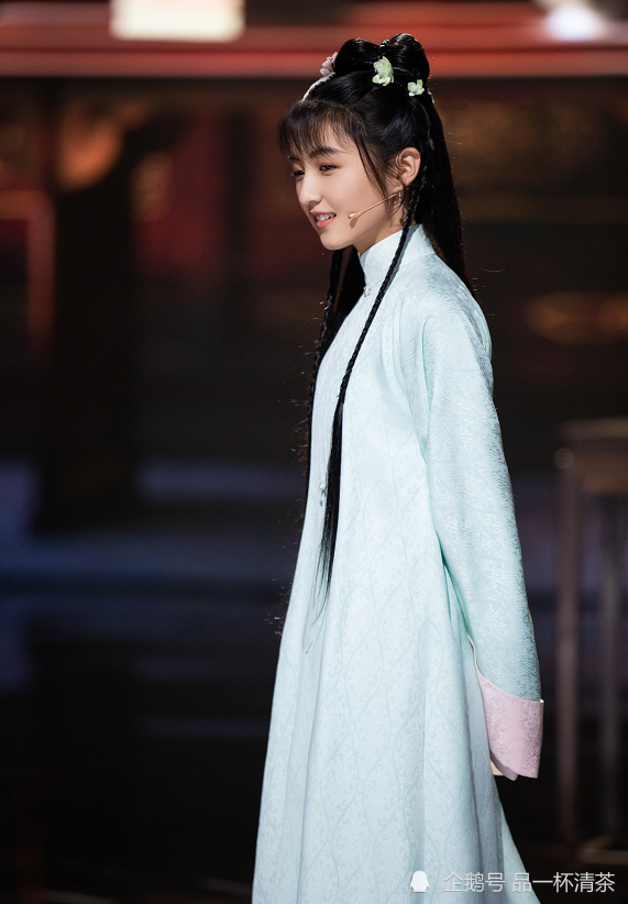 张子枫一直偏爱短发罕见长发照曝光网友跪求一部古装剧