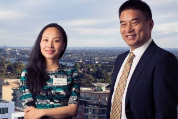 随着事业越来越好,刘永好为了补偿自己的妻子李巍,曾一次性就给了李巍