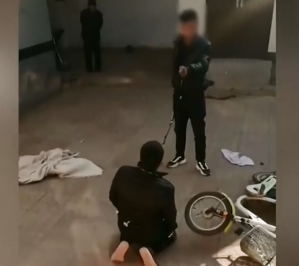 小偷入室盗窃惨遭殴打,被逼跪在地上喊爹,整条铝管被打断