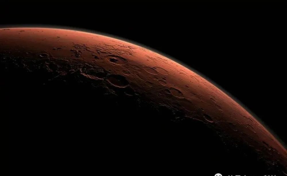 天问一号探测器传回首幅火星图像火星地貌清晰可见