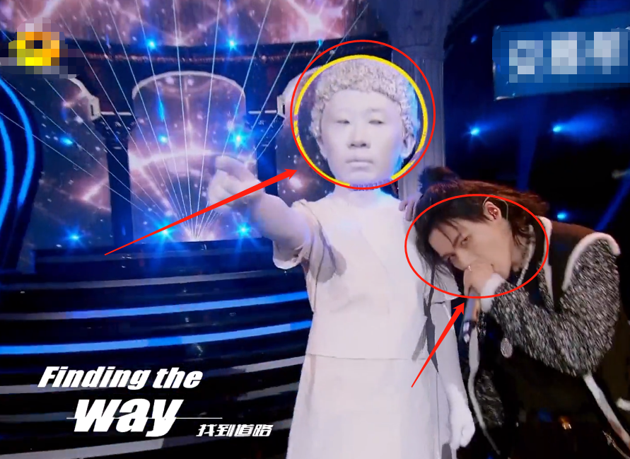 刘维模仿王一博神还原,身后的背景雕像却太抢镜,杨迪真的是太拼了