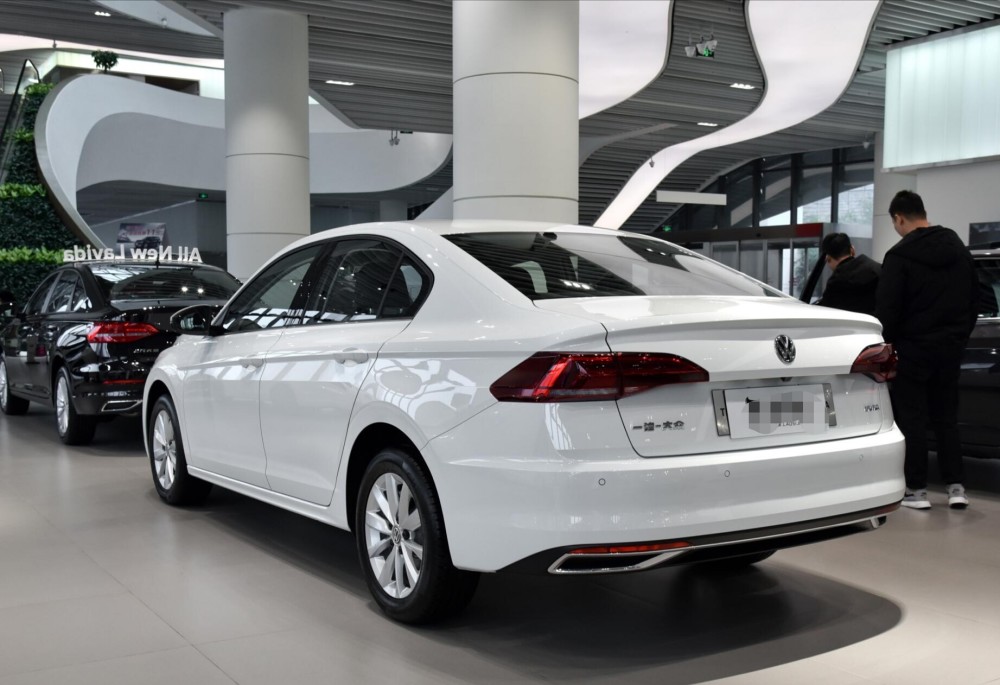 大众"宝来"要逆袭,1.2t油耗6升,落地8万,比朗逸还帅气