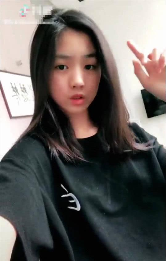 汪峰的女儿小苹果终于长大了颜值不输当红偶像基因真好