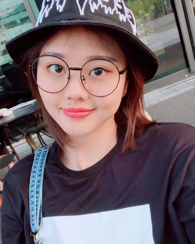 龚翔宇生活照颜值惊艳身材修长圆润走在路上回头率100