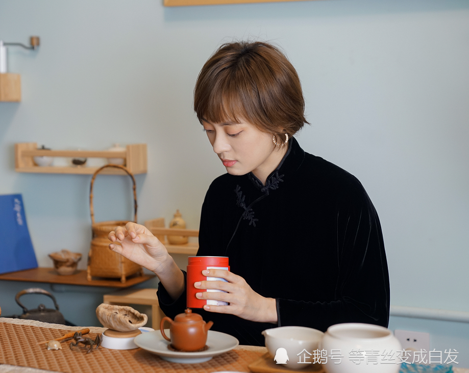 孙俪喝养生茶被抓拍穿黑色旗袍端庄优雅当家主母气质太迷人