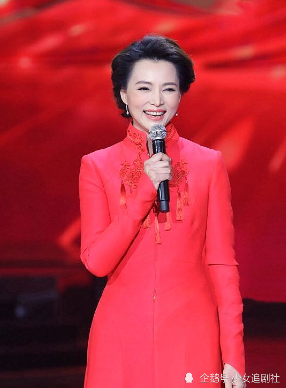 董卿和钟丽缇撞衫同一件礼服,两者站姿凸显区别,气质在性感面前不值一