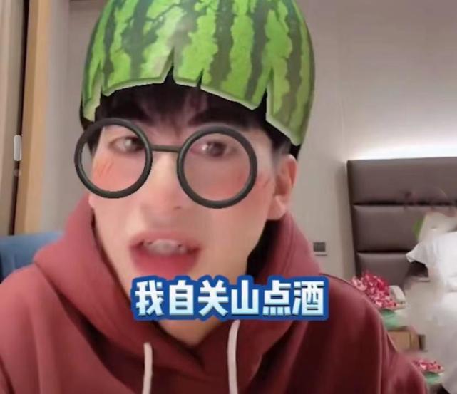 七叔首次露脸直播直言自己不是音乐专业帅气发声清唱