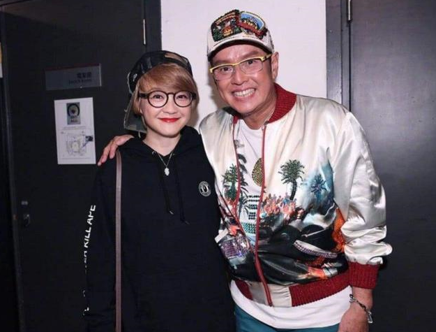 谭咏麟与妻子相约丁克却与情人生子留数亿财产原配含泪入空门