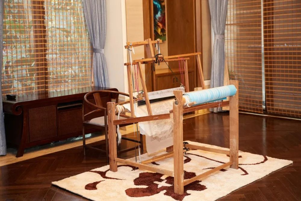 在她们悉心的指导下,我也体验了一回用缂丝,原本就没觉得容易的技艺