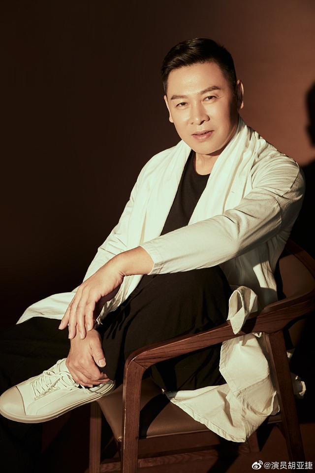 胡亚捷的婚姻故事:三次闹离婚,越闹感情越深_腾讯新闻