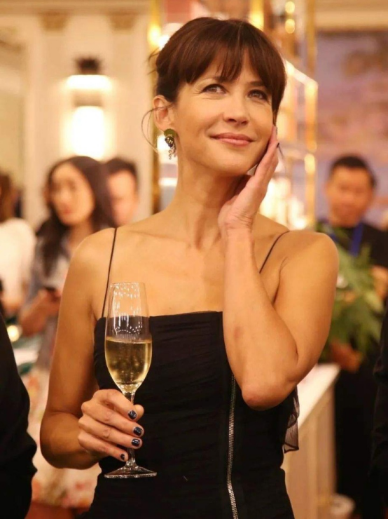 二, 苏菲玛索优雅穿搭若想要法式少女的成熟风,大可以选择带有蕾丝