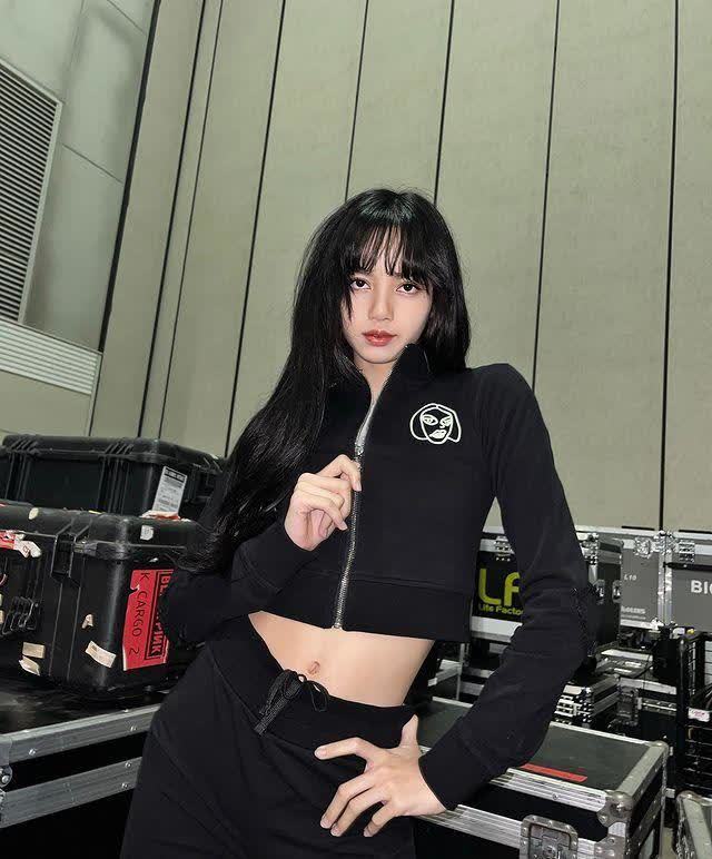 lisa穿金色吊带裙秀好身材,傲人事业线太迷人,逆天长腿吸睛