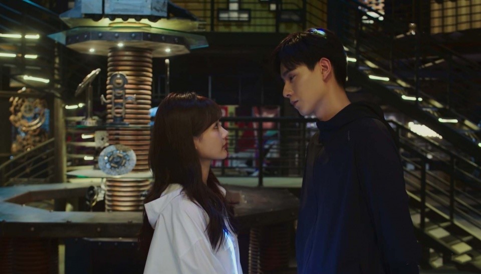 《亲爱的,热爱的》吴白的饰演者是胡一天,艾情的饰演者是王真儿,到了