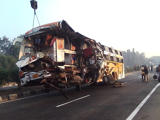 导致3人死亡其中两人还是夫妻|印度_社会|车祸|油罐车|苏拉特