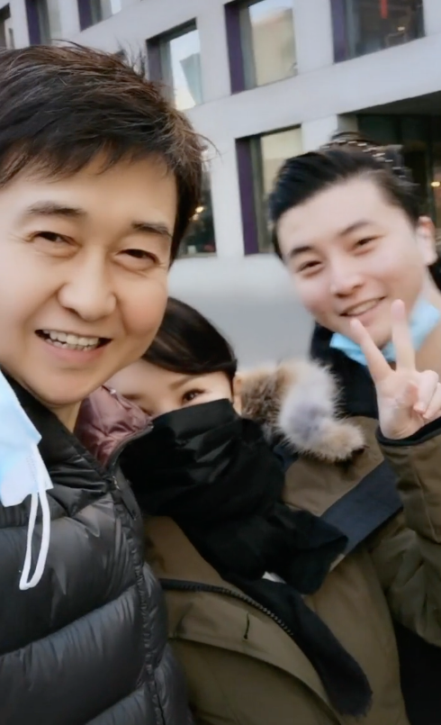 付笛生一家三口罕同框儿子颜值高不输明星早就开了公司做老板