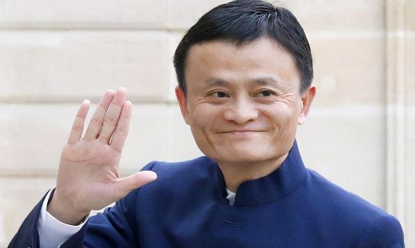 不过,当阿里放出一张图片,位于甘肃民勤荒漠化地区的边缘上,覆盖着