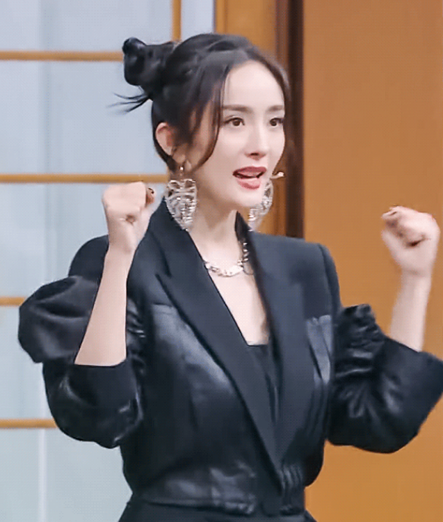 杨幂首录王牌对王牌谁注意她脚上穿得啥女明星可真不容易