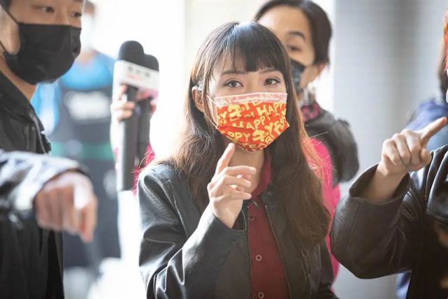 今晚6点左右黄捷现身,她语带哽咽表示"真的非常感谢凤山乡亲,一定会