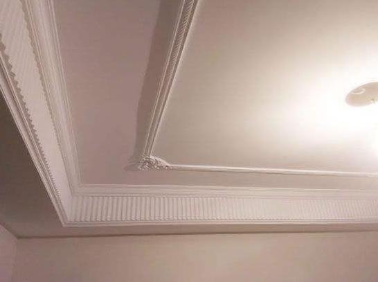石膏线这种材料是非常好看的,它的颜色是白色的,所以能跟不同装修风格