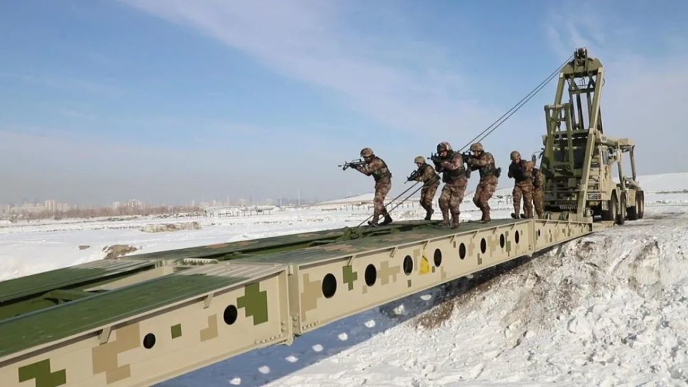 新疆军区某工兵团的官兵,仅用10分钟时间,便完成某新型高原伴随桥的