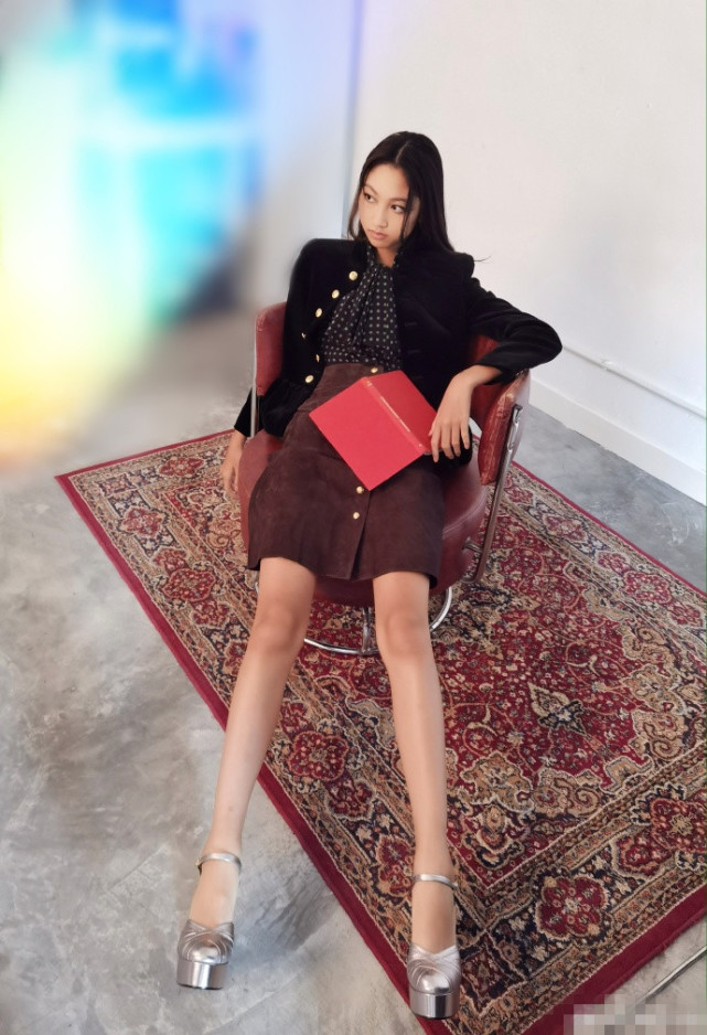 任达华女儿任晴佳考试完开心晒照穿露脐装秀细腰超模腿太逆天