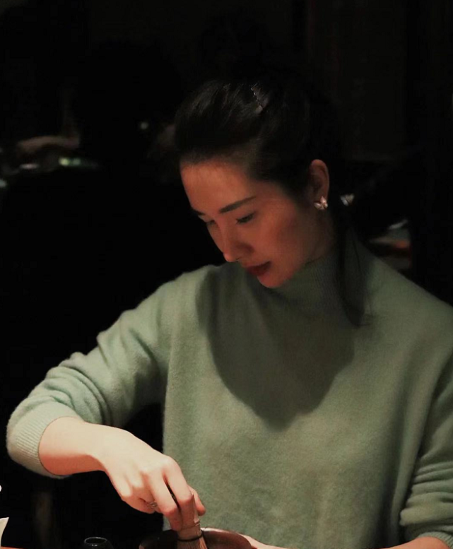 董花花打扮似女总裁迎新年,许愿:暴富暴瘦,独自美丽不再靠蒋凡