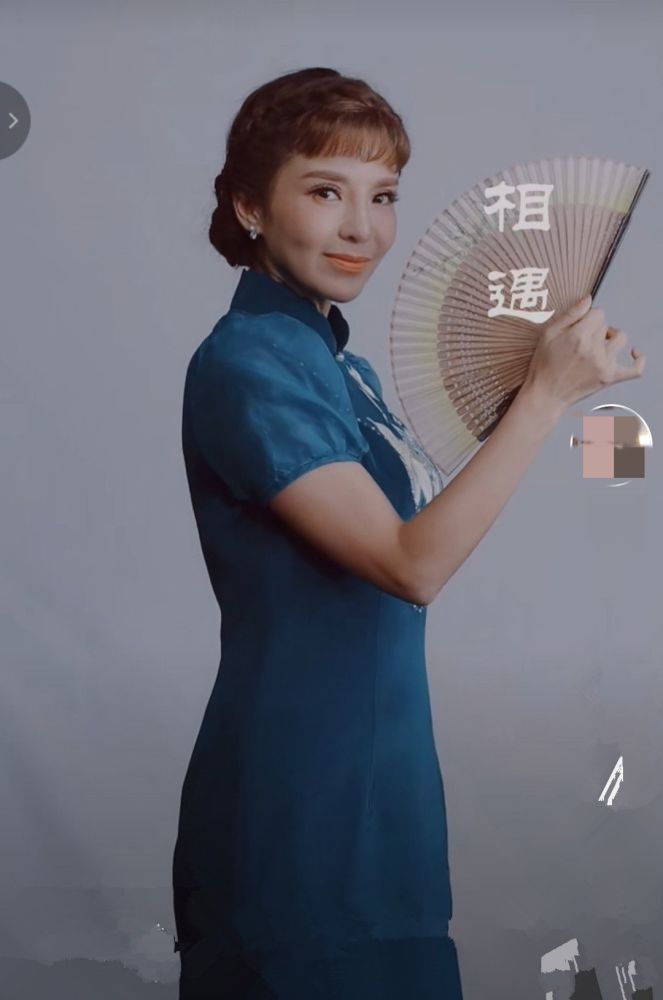 朱迅47岁却尝试超短的齐刘海,穿古典旗袍端庄优雅,特别有气质!