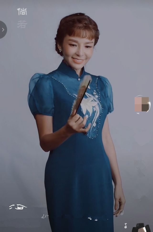 朱迅47岁却尝试超短的齐刘海,穿古典旗袍端庄优雅,特别有气质!