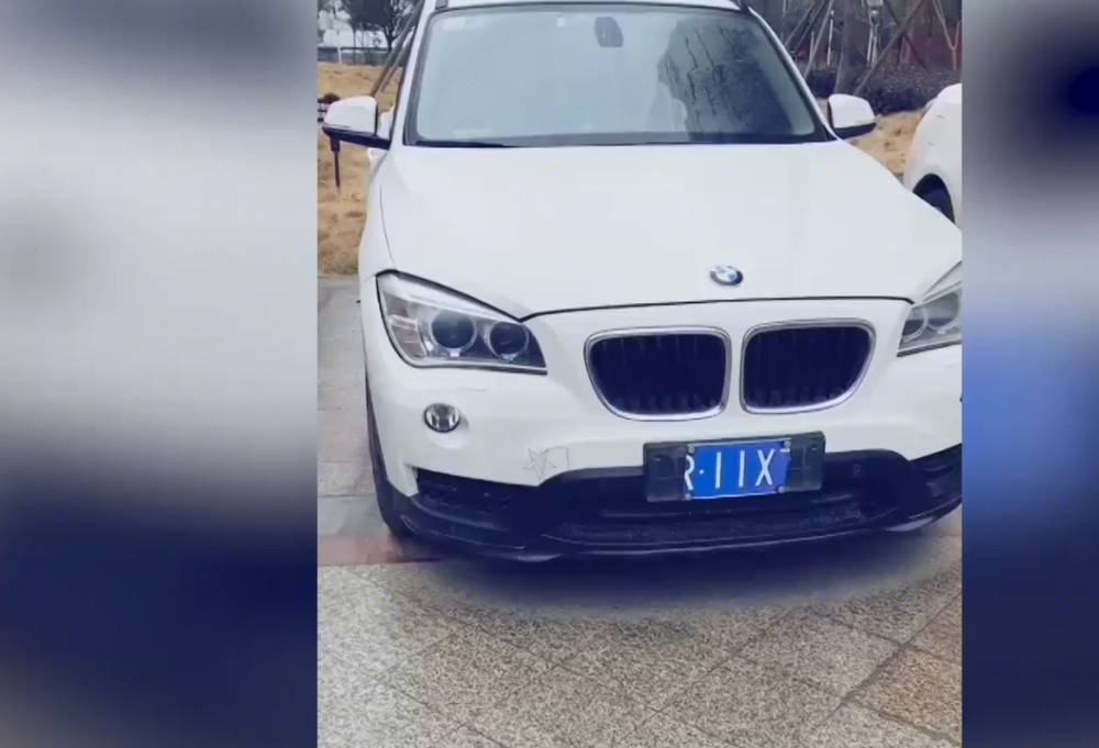 湖北孝感车主将车停在小区门口车牌两边被剪就连后视镜都被抠