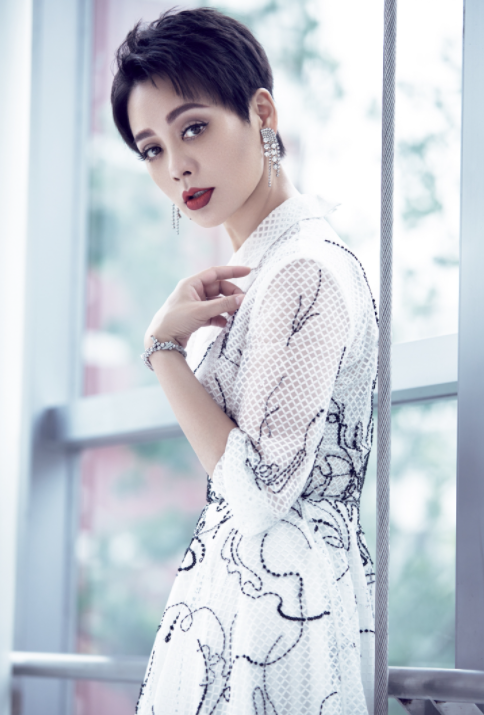 宁静真是越老越潮裤子像湿了一大块不但不丑反而很时髦