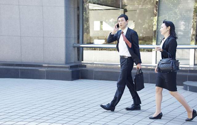 心理学:你走路的姿态,早已暴露了你的性格和为人,超准_腾讯新闻