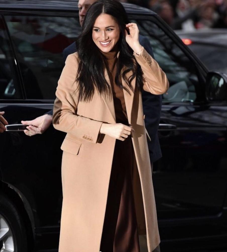 梅根衣服品味在线穿一件大衣搭高领针织衫高级时髦气质范十足