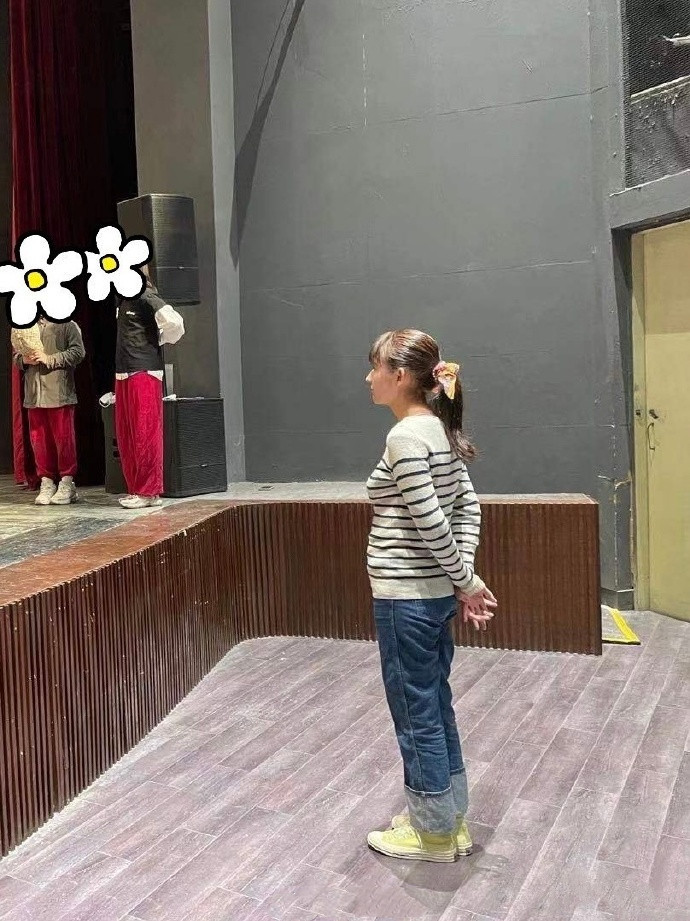 34岁热依扎当老师穿3百毛衣拿枸杞杯教演戏背着手好霸气的女干部