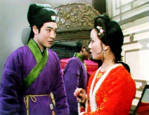 贾蓉贾蔷两个又常常借此勒索,相思难解又添债务,又怕被祖父惩罚的贾瑞