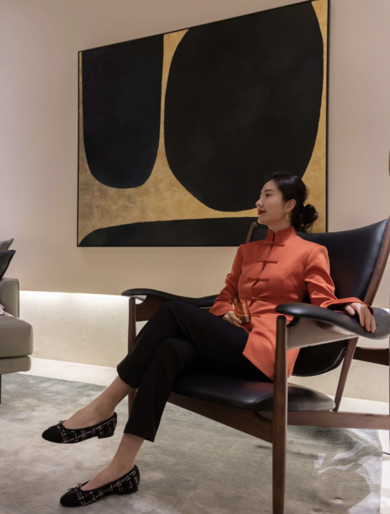 董花花晒美照,穿红旗袍尽显大女人风范,这细节疑暴