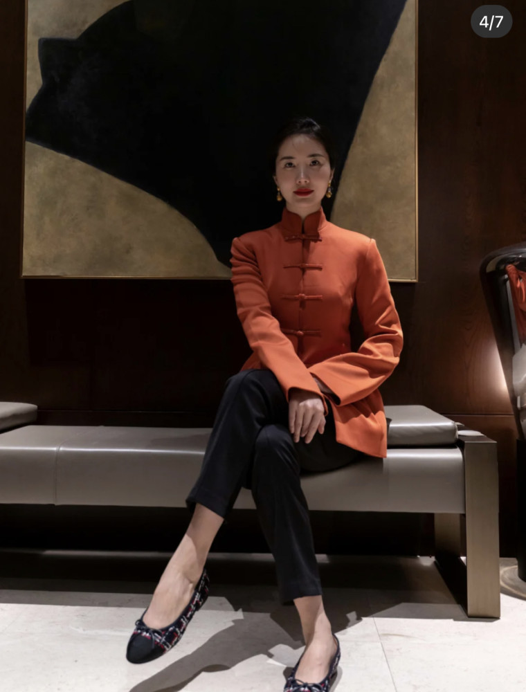 董花花晒美照,穿红旗袍尽显大女人风范,这细节疑暴