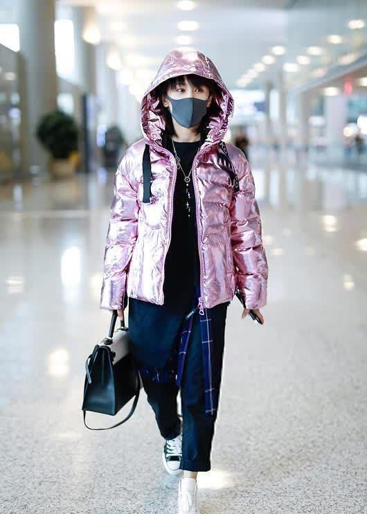 王子文衣品好得让人嫉妒亮面羽绒服配阴阳鞋潮得没朋友