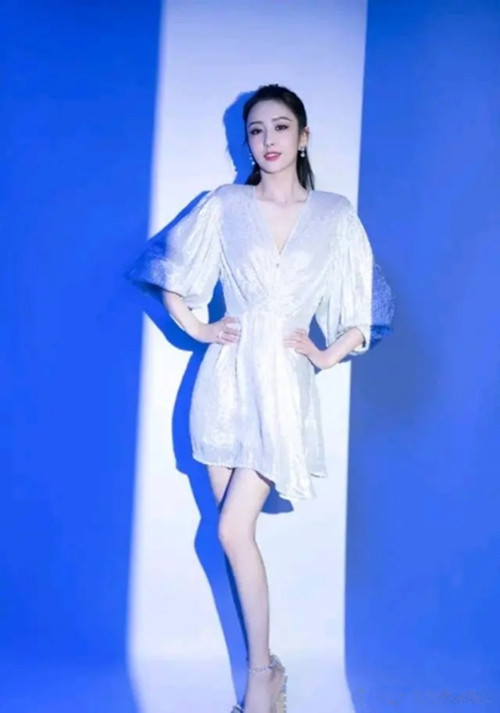 佟丽娅又瘦了 穿西装走宽松通勤范 短发更加美艳