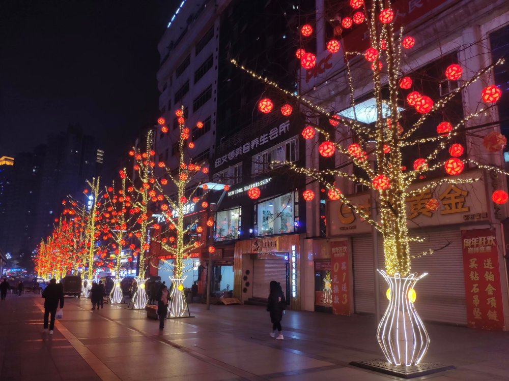 流光溢彩迎新春,重庆杨家坪步行街火树银花迎新年_腾讯新闻