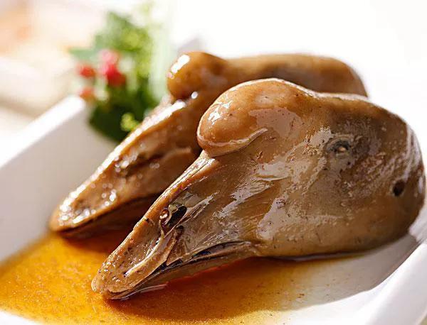 民间故事明朝一知府被一只烧鹅头砸中一个月后内疚而死