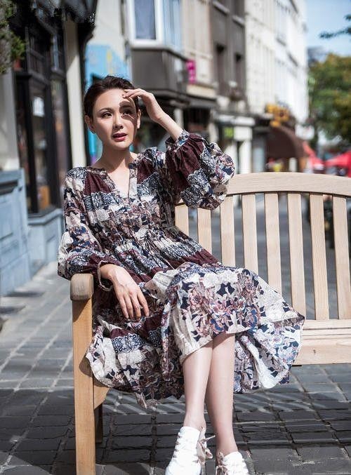 程莉莎身穿的这一件色彩比较低调的印花连衣裙,展现出了浓浓的复古