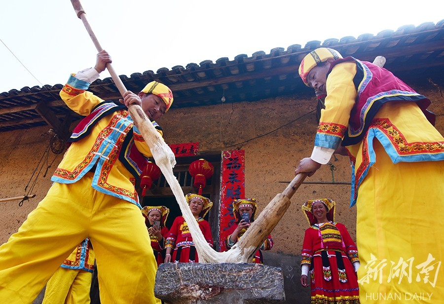 2月6日,宁远县中和镇西江源村,瑶胞在打糍粑.   黄春涛 摄