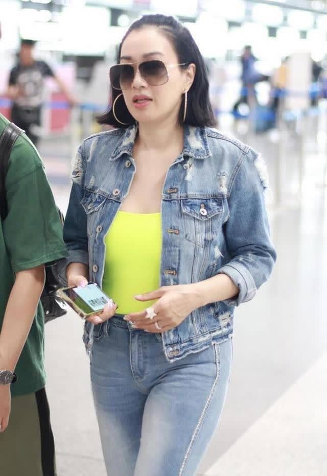 50岁钟丽缇真敢穿,牛仔外套内搭荧光绿,不愧是"时尚辣妈"