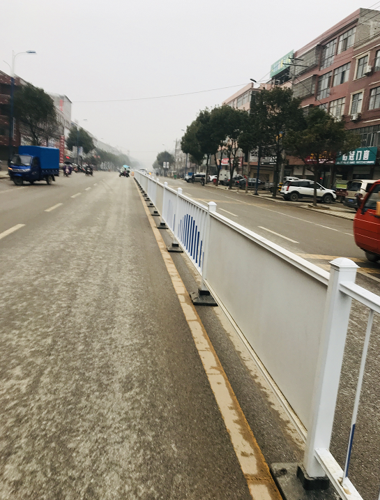 武穴花桥新街安装了隔离护栏 腾讯新闻