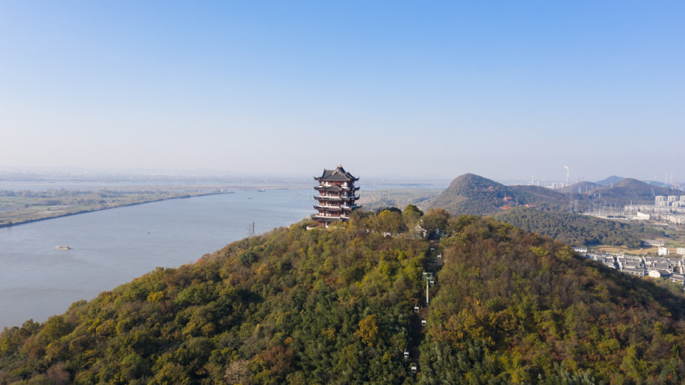 在長江之濱,有一處採石磯,是長江三大名磯之一,與南京的燕子磯和岳陽