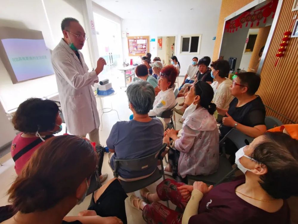 生活习惯等方面给社区居民以建议和指导,光华医院还开展社区患教,从"